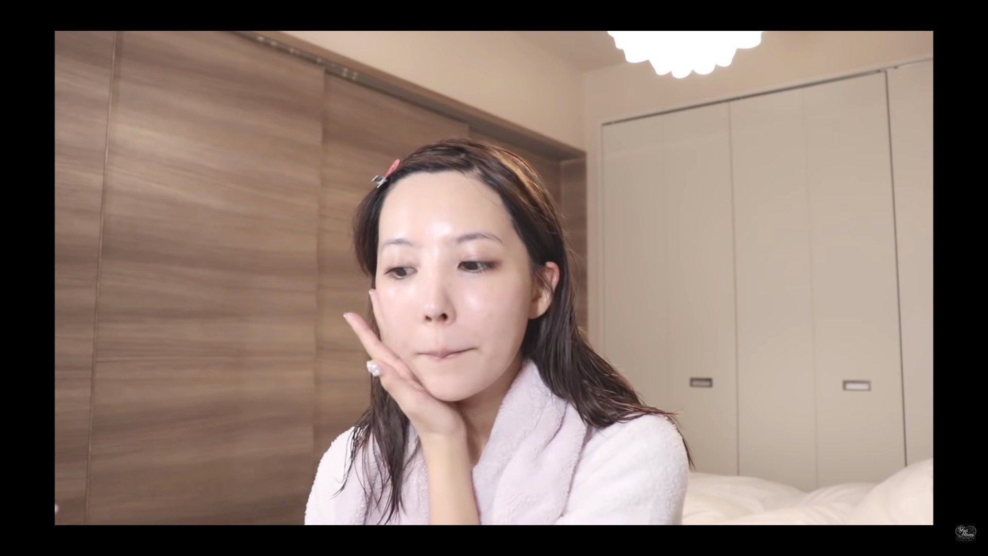 Although she still retains the features of her face, Yua Mikami looks much paler than on screen