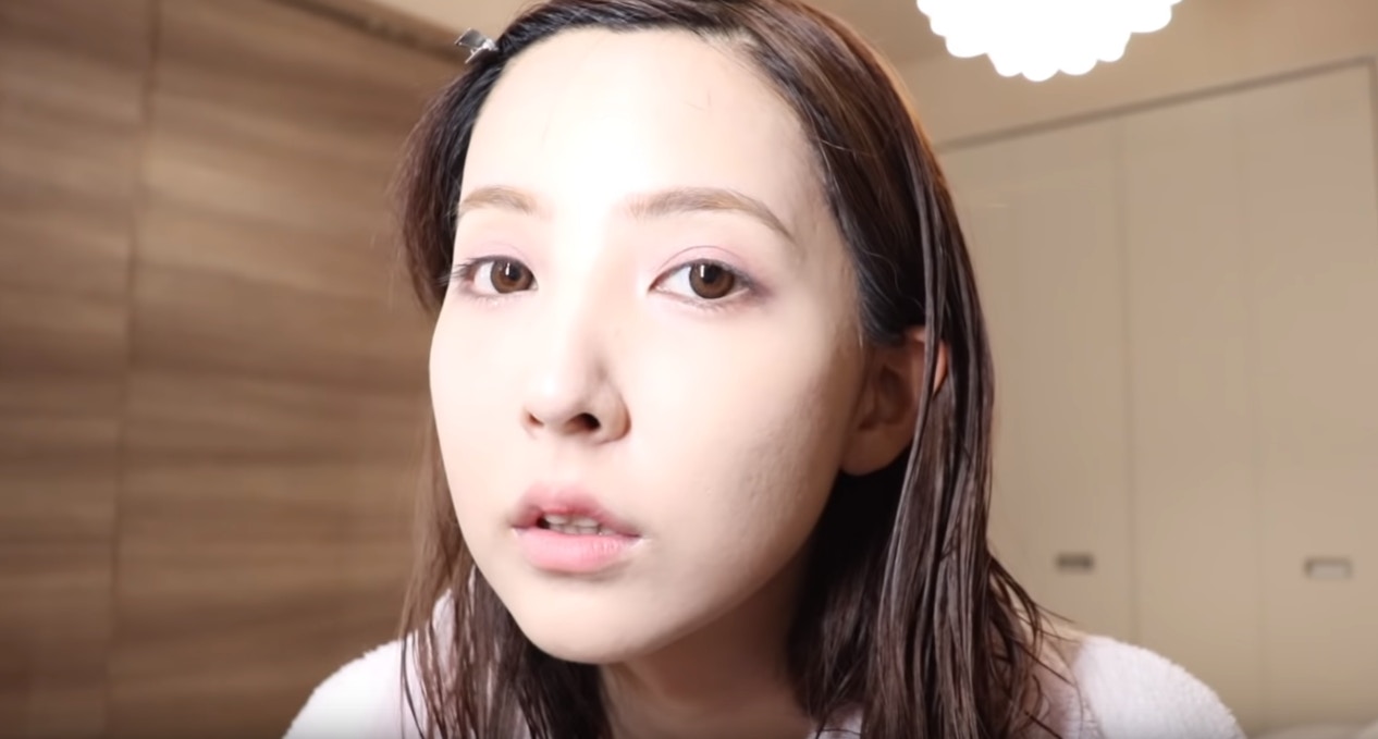 She even boldly brought her face close to the camera