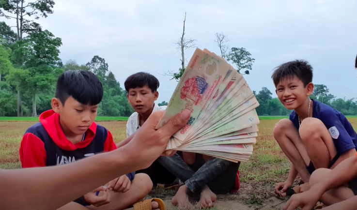 Sang Vlog announced he paid the kids 24 million in his latest video