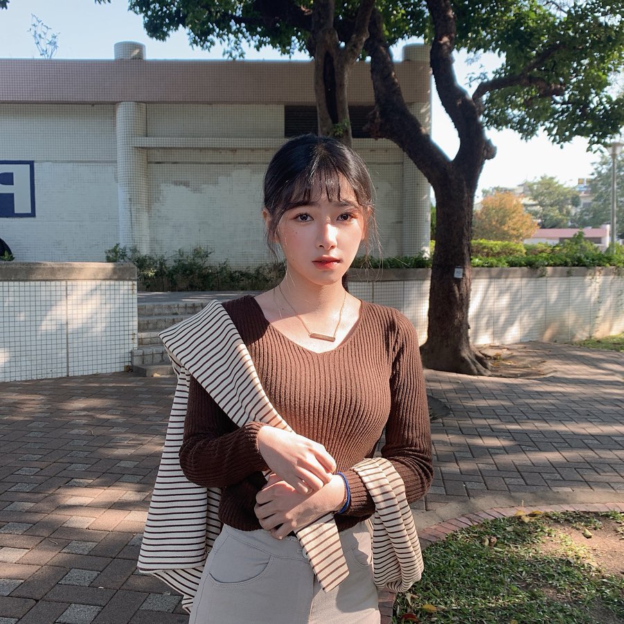 This hot girl possesses a very pure beauty