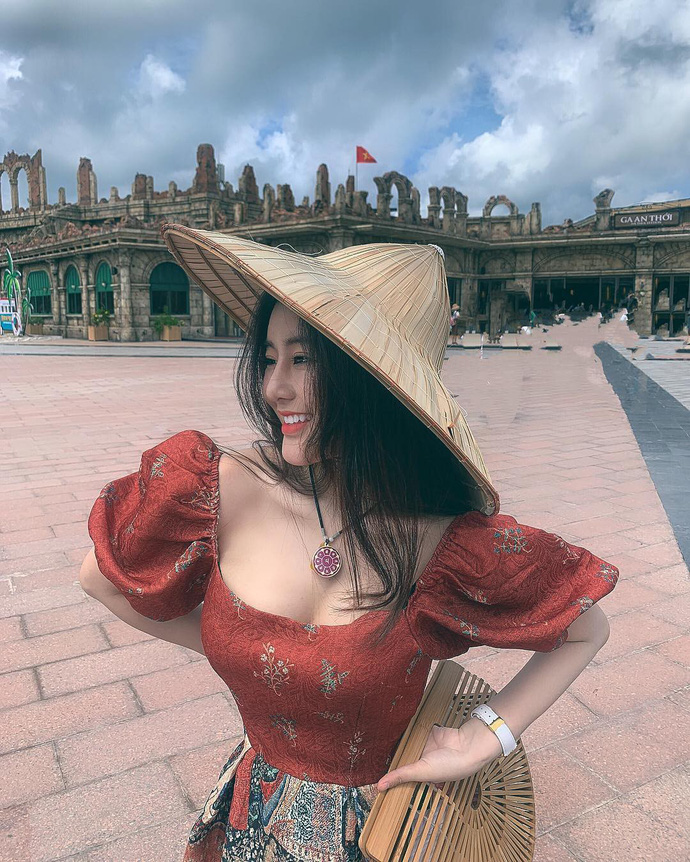 There have even been many rumors that this hot girl has undergone cosmetic surgery
