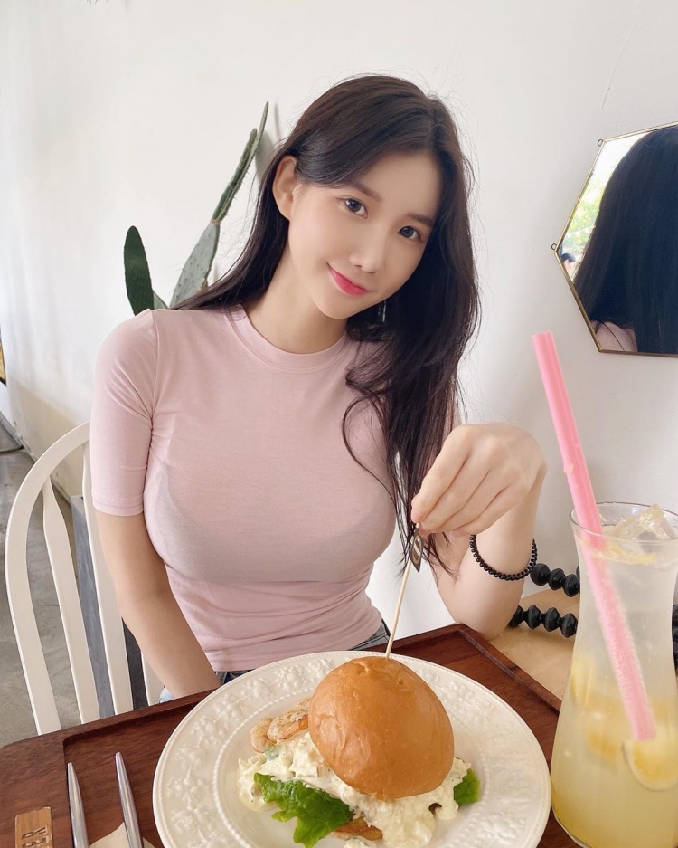 Both simple and radiating charm, elegance