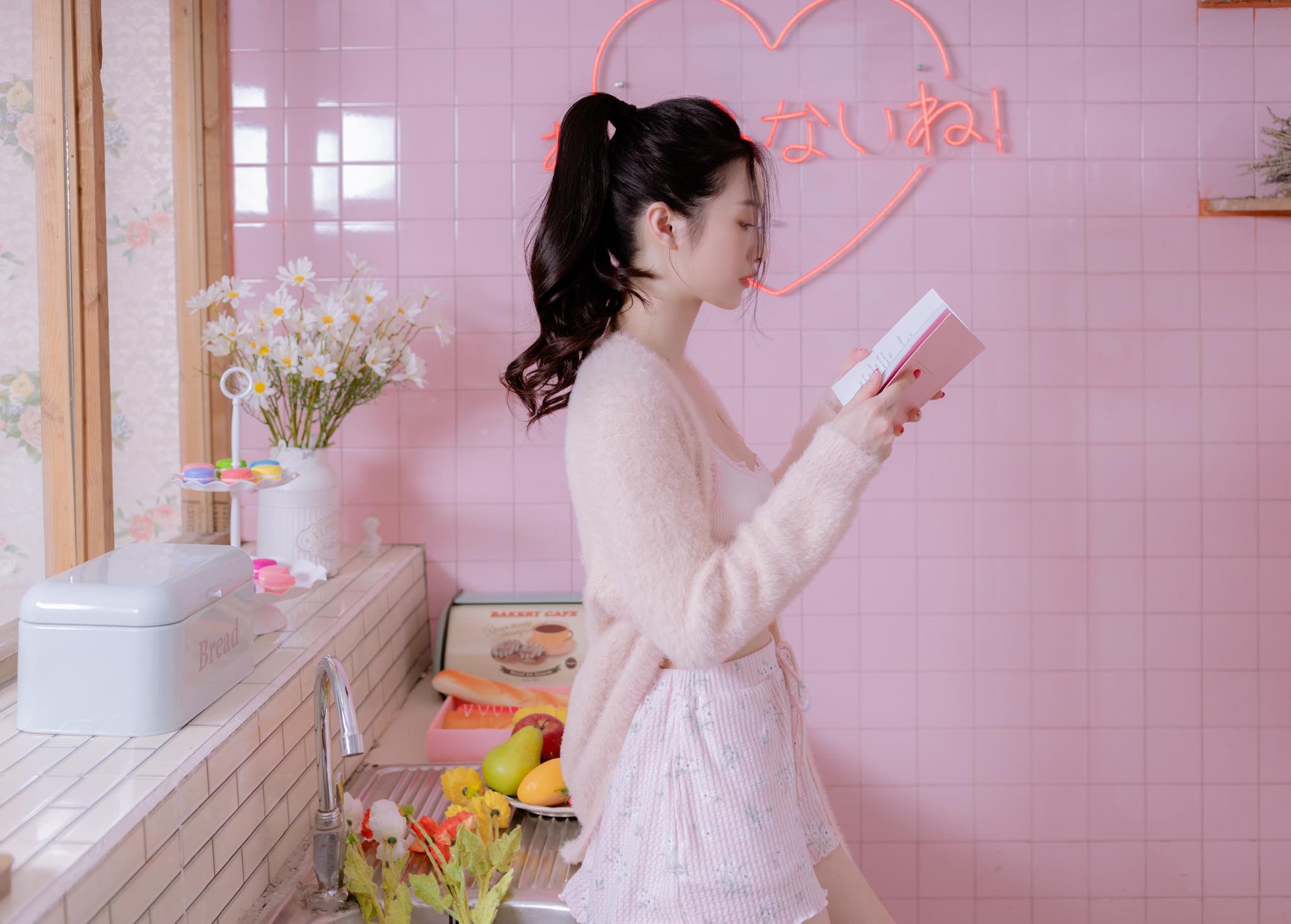 Jun Vu's new photo set received numerous compliments from the online community