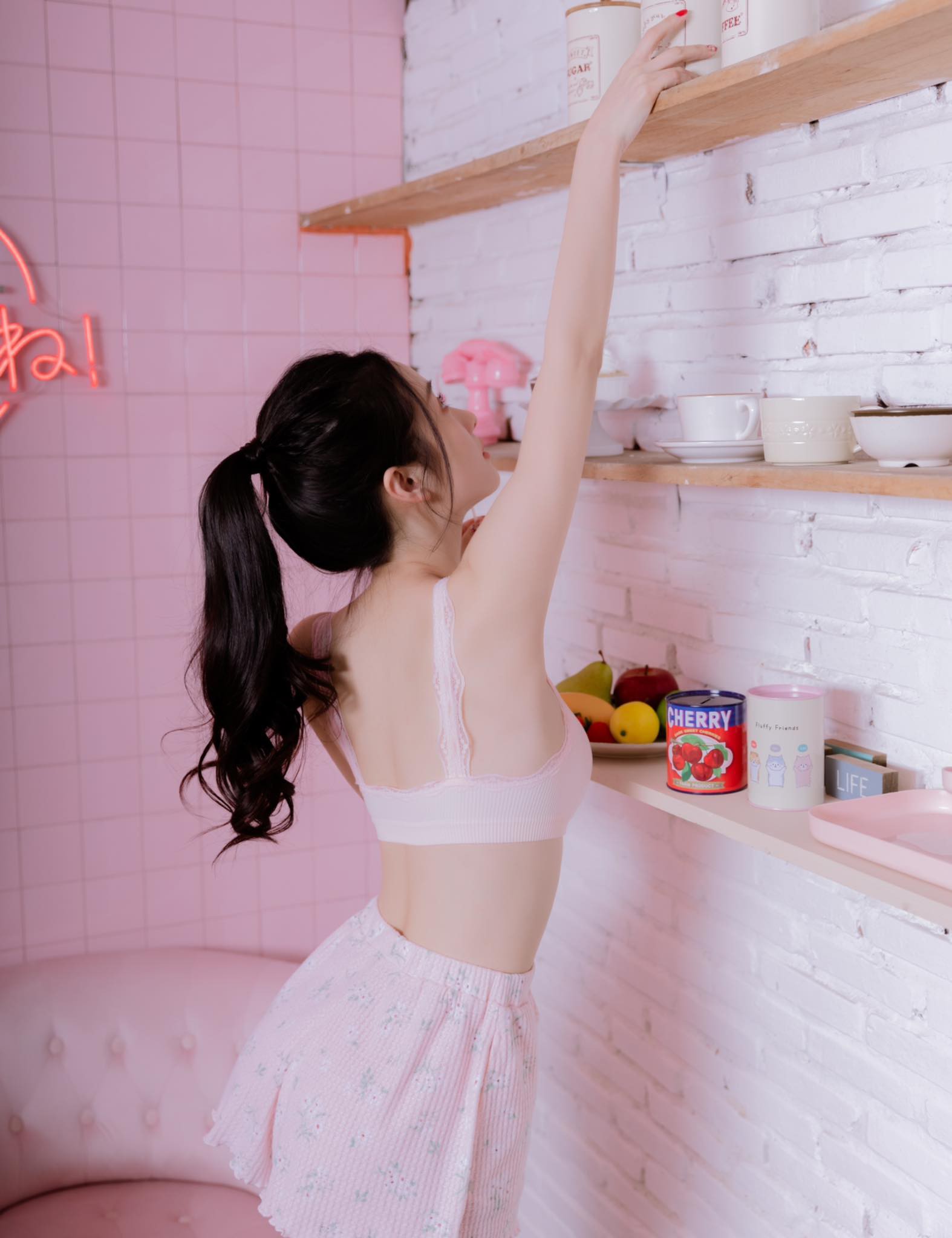 The hot girl also flaunts her perfect figure with a tiny waist