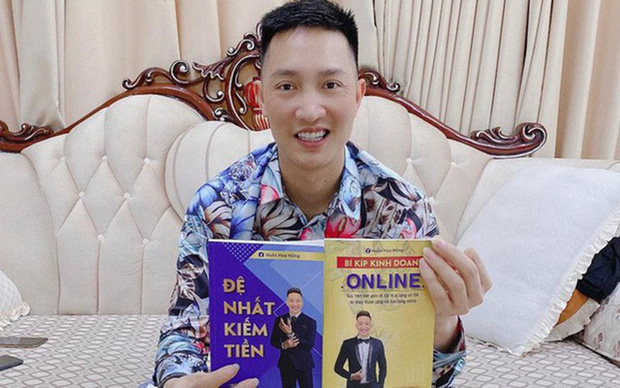Huấn Hoa Hồng introduces two books he wrote on social media.