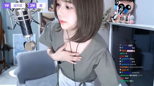 Although she quickly covered up right after, fans quickly captured it