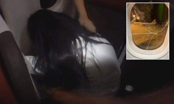 The girl in the story shattered the airplane window at an altitude of 9,100m due to heartbreak