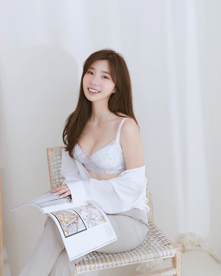 Zora is one of the hot girls with a very sexy fashion style