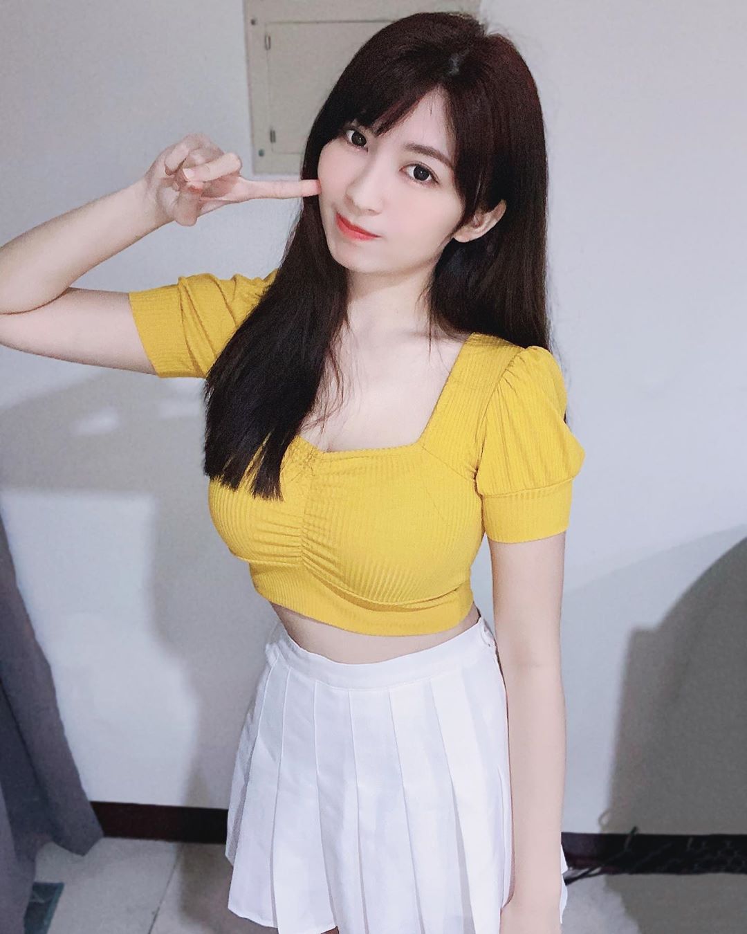 The hot girl also has a very admirable figure