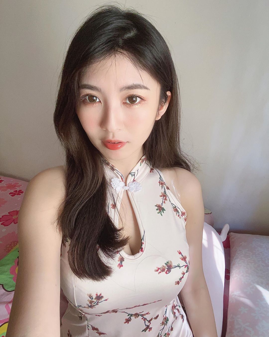 Currently, she occasionally opens online classes on livestream