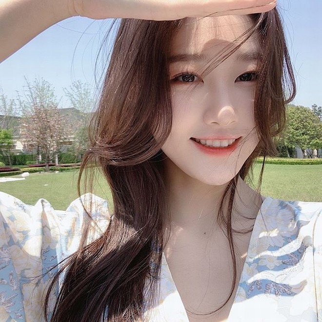 And here is Lin Zhen - the hot girl who is gaining fame for looking like the 'fairy sister'
