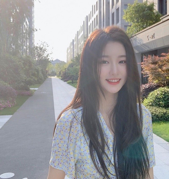 The hot girl's smiling face also bears a relatively similar aura to Liu Yifei