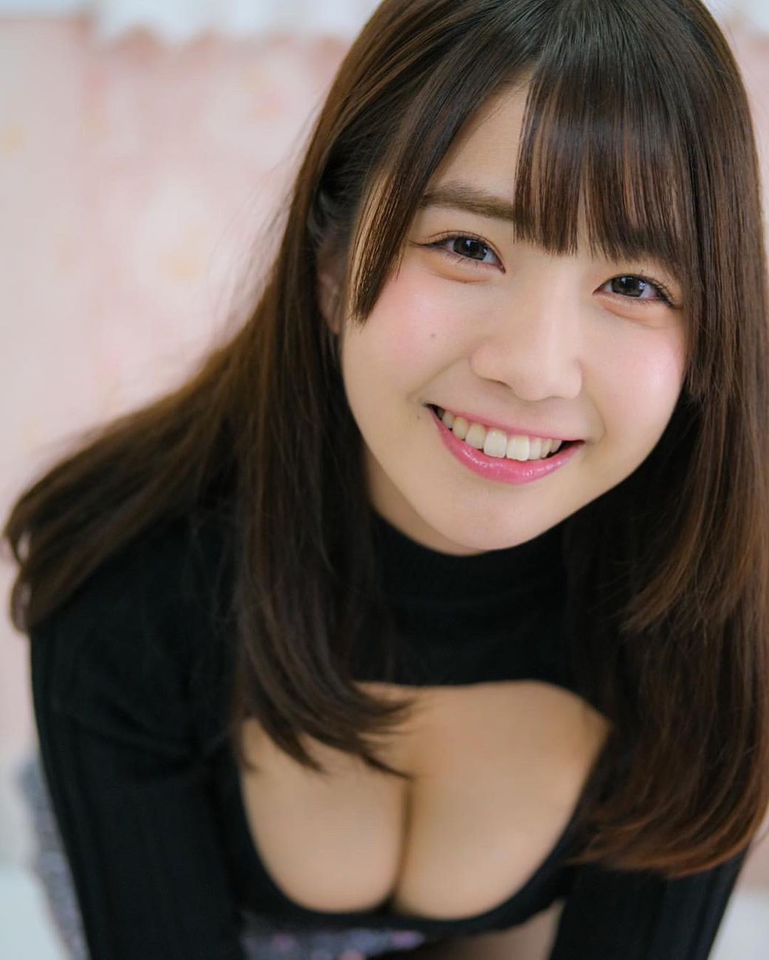 Her extremely impressive bust is also a highlight that attracts many people's attention
