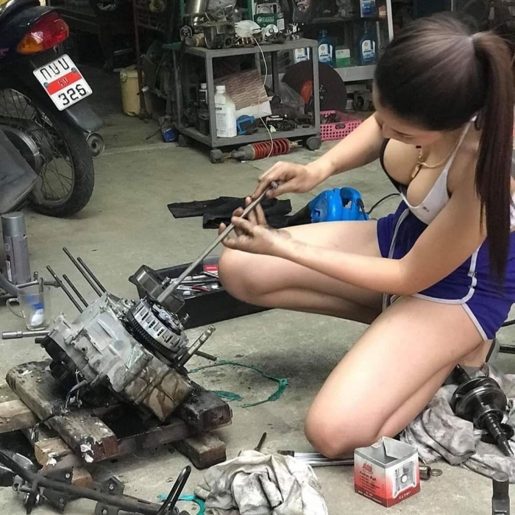 Image of the girl professionally fixing a motorcycle that is causing a stir in the online community