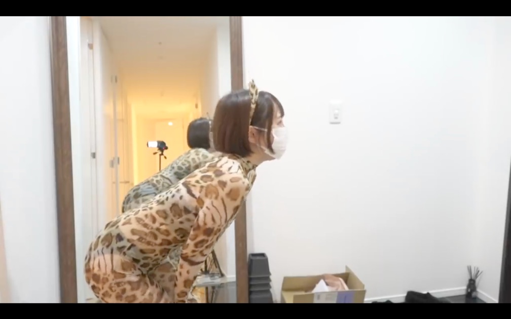 Even after that, the hot girl invested in a super seductive leopard costume