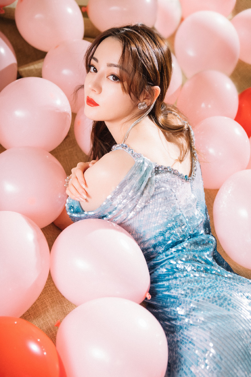 We have been so accustomed to seeing Dilraba Dilmurat in a glamorous, beautiful image like this