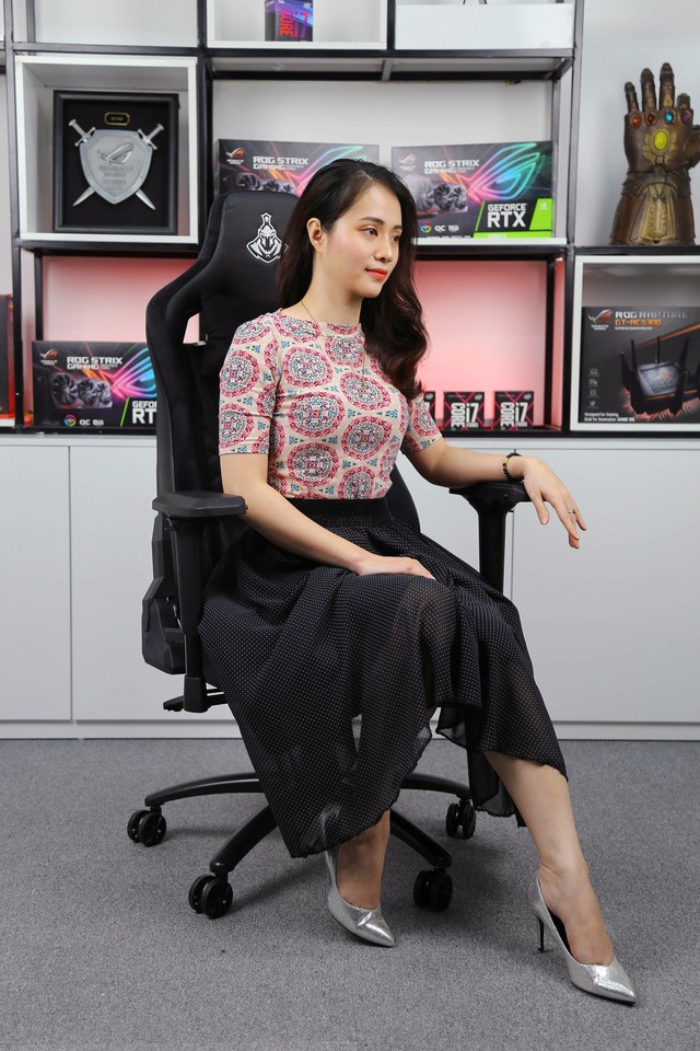 WarrioR Maiden Series WGC307, the backrest will hug the back and spine of the user