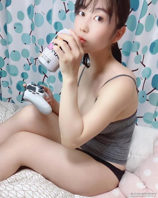 Attracting attention by not wearing pants while casually taking photos at home gaming