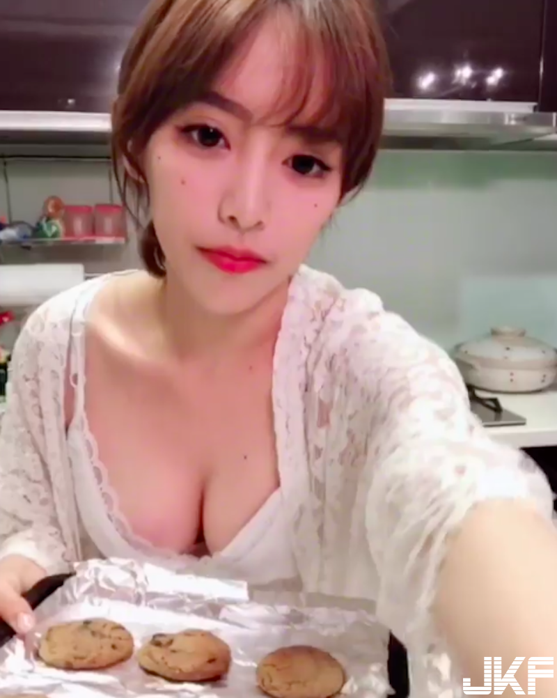 However, it is the image of the girl baking that attracts a large number of viewers