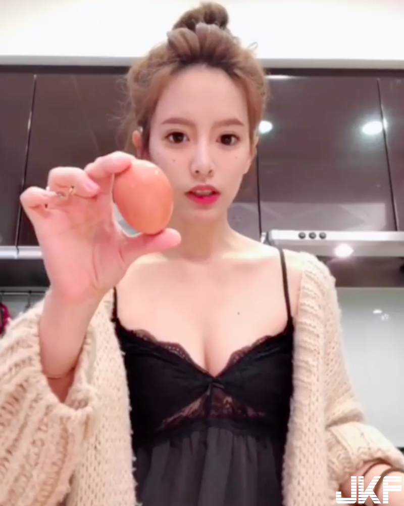 Then, she continued to make a video tutorial on French toast