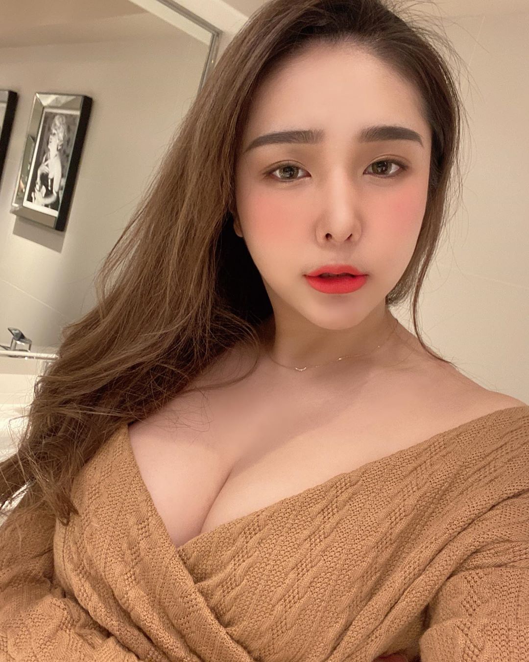 The alluring beauty of the streamer in the story
