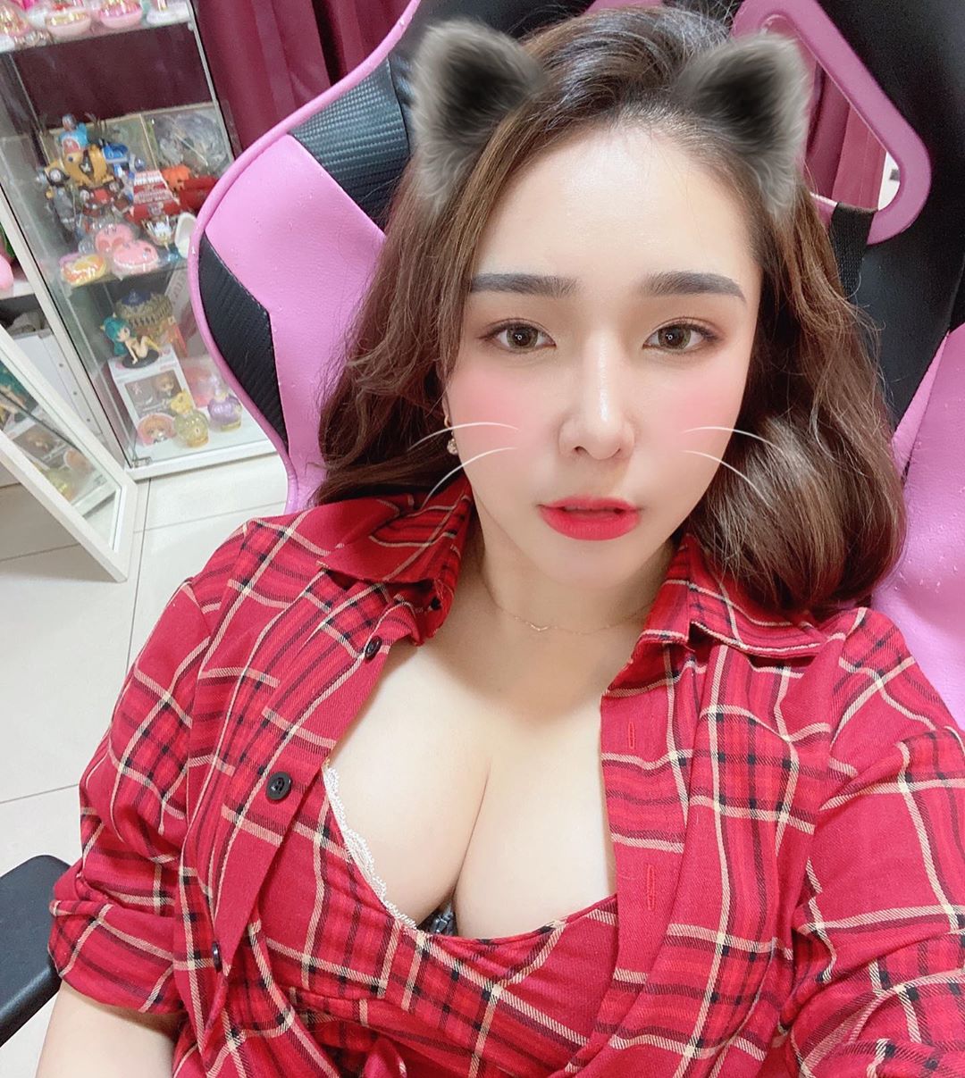 She often has sexy outfits on her livestream channel