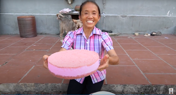 Mrs. Tan Vlog was engrossed in making a giant cake