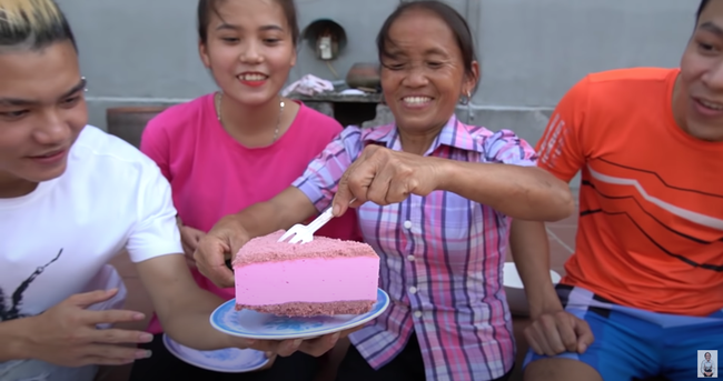 She then innocently used the very plate to share cake with the kids