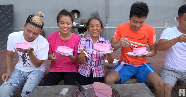 And as usual, Mrs. Tan's grandchildren enjoyed the cake enthusiastically and praised its taste