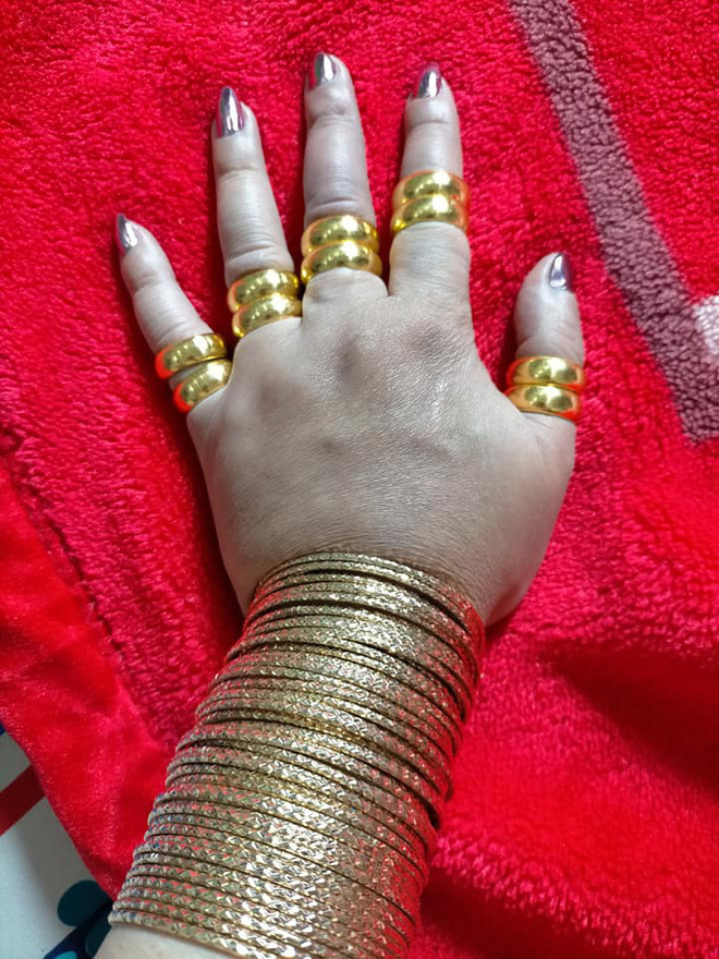 10 rings Minh Hiếu bought on the first day totaling 5 gold bars.