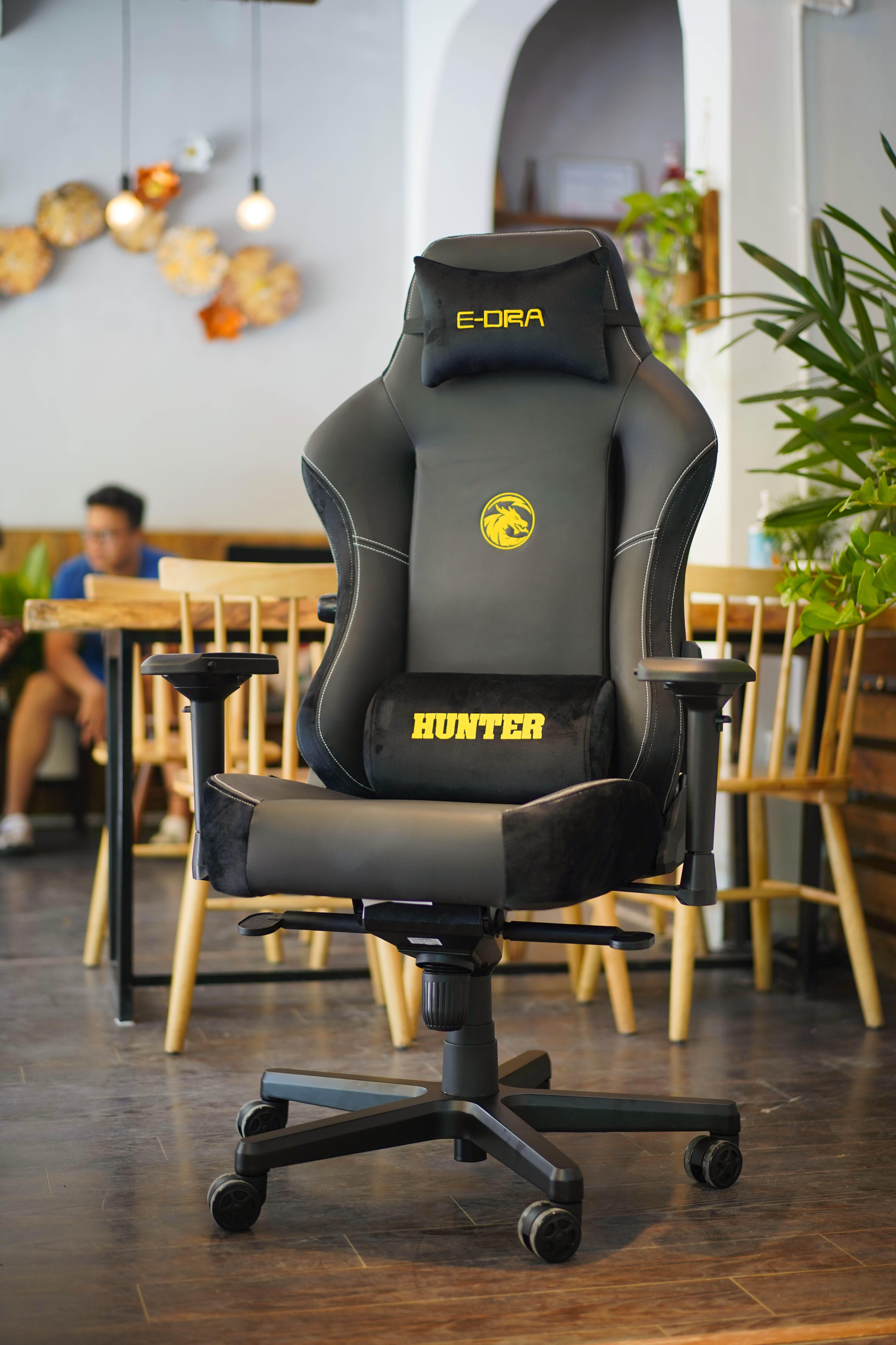 Very beautiful chair despite being in the mid-range price segment