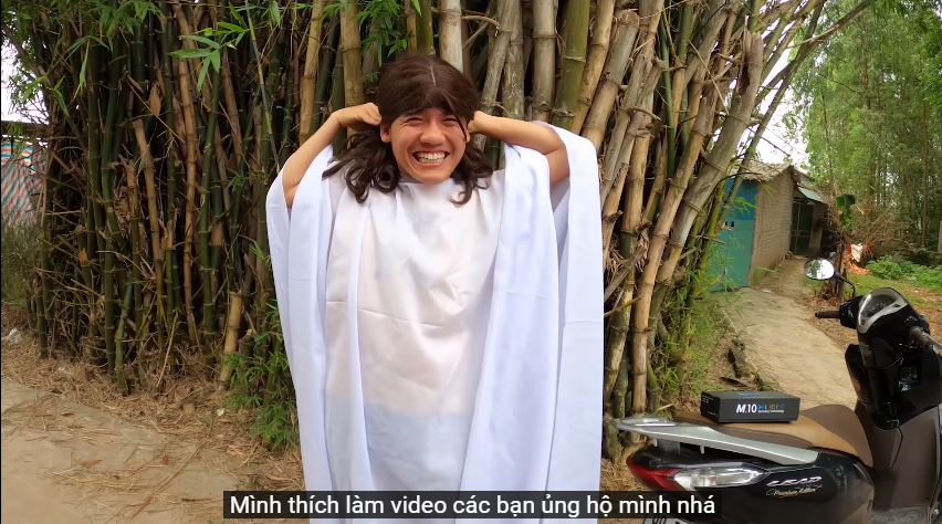 Hưng Vlog invested in a wig and costume to impersonate a female ghost