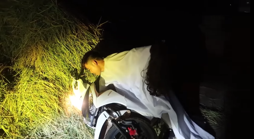 Sister Lương ran off without turning off the motorcycle