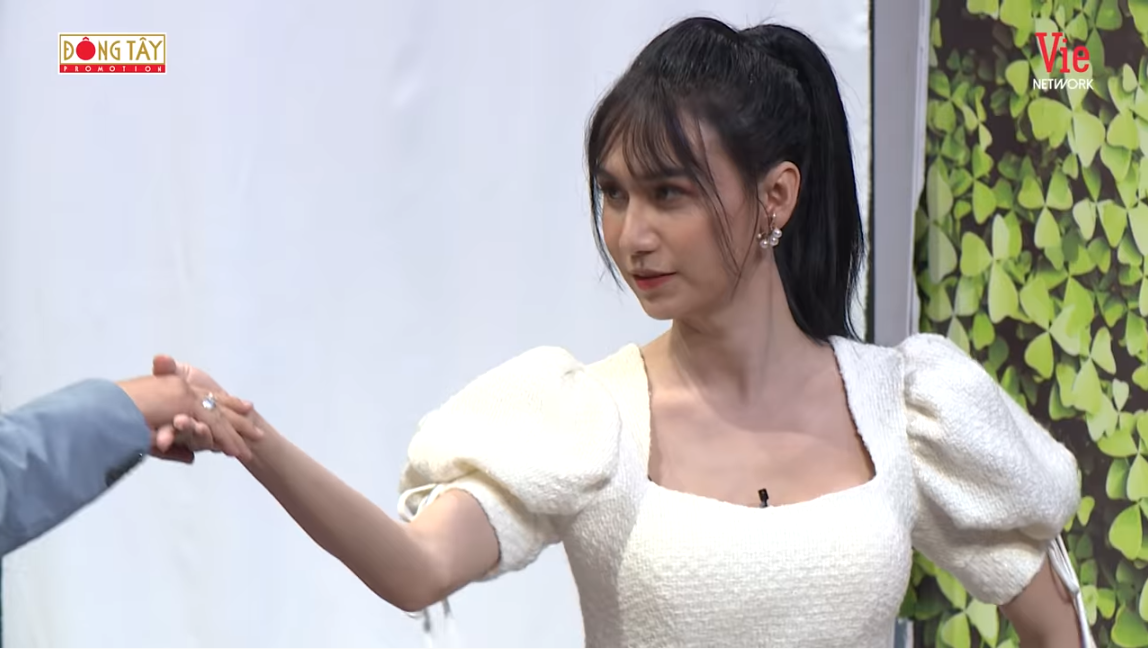 Lynk Lee faced director Trường Giang with anxiety when she received the challenge to finish a glass of wine celebrating 10 years of wedding anniversary.