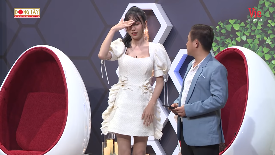 Trường Giang continuously praised Lynk Lee and asked for a kiss from the female artist but only received evasive reactions: 