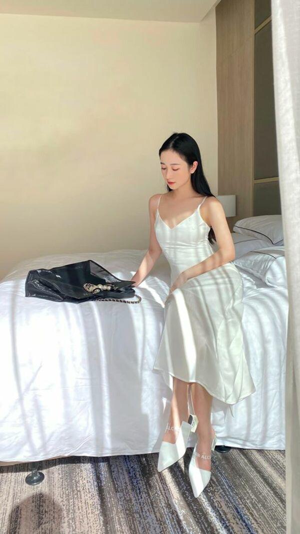 The beauty always strives to perfect her elegant and seductive style.