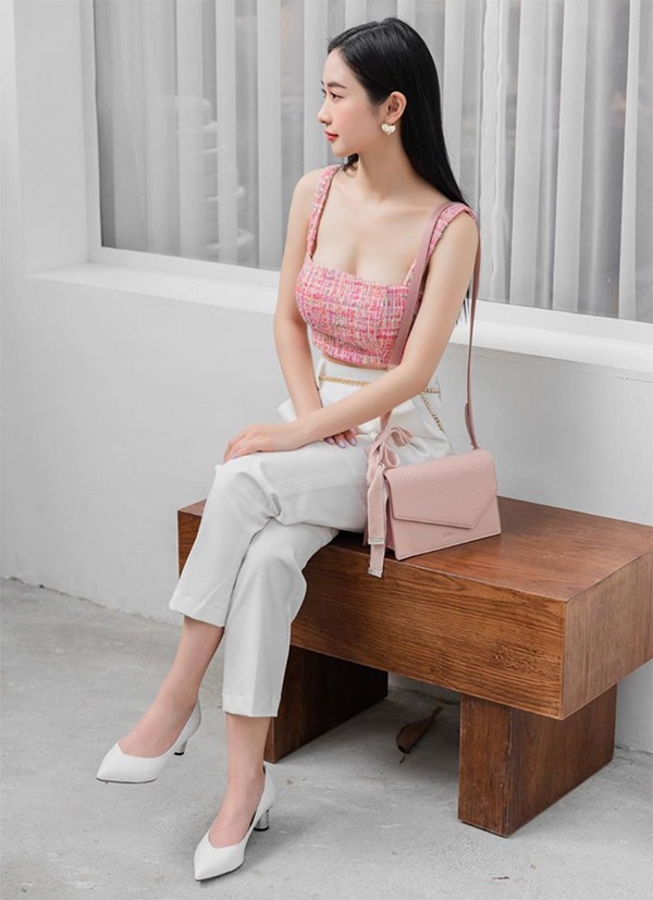 Jun Vu is one of the fans of two-strap outfit designs.