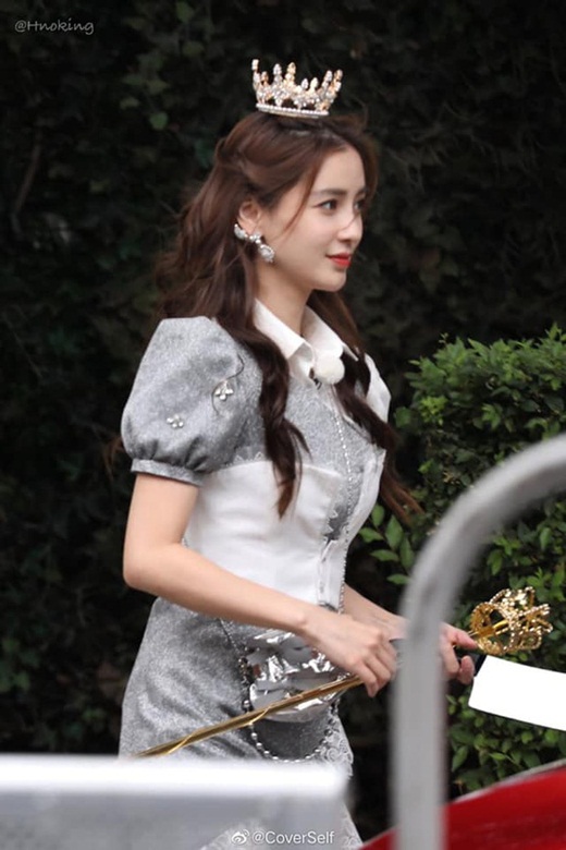 The public in China has given many compliments to Angela Baby for her outstanding, flawless images behind the scenes of 'Keep Running' Season 4.