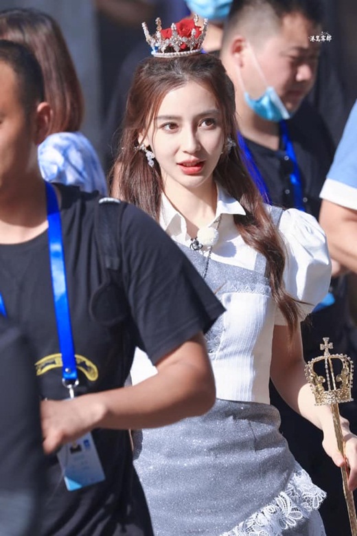 Even at 31 years old, Angelababy remains youthful and beautiful with an alluring figure.