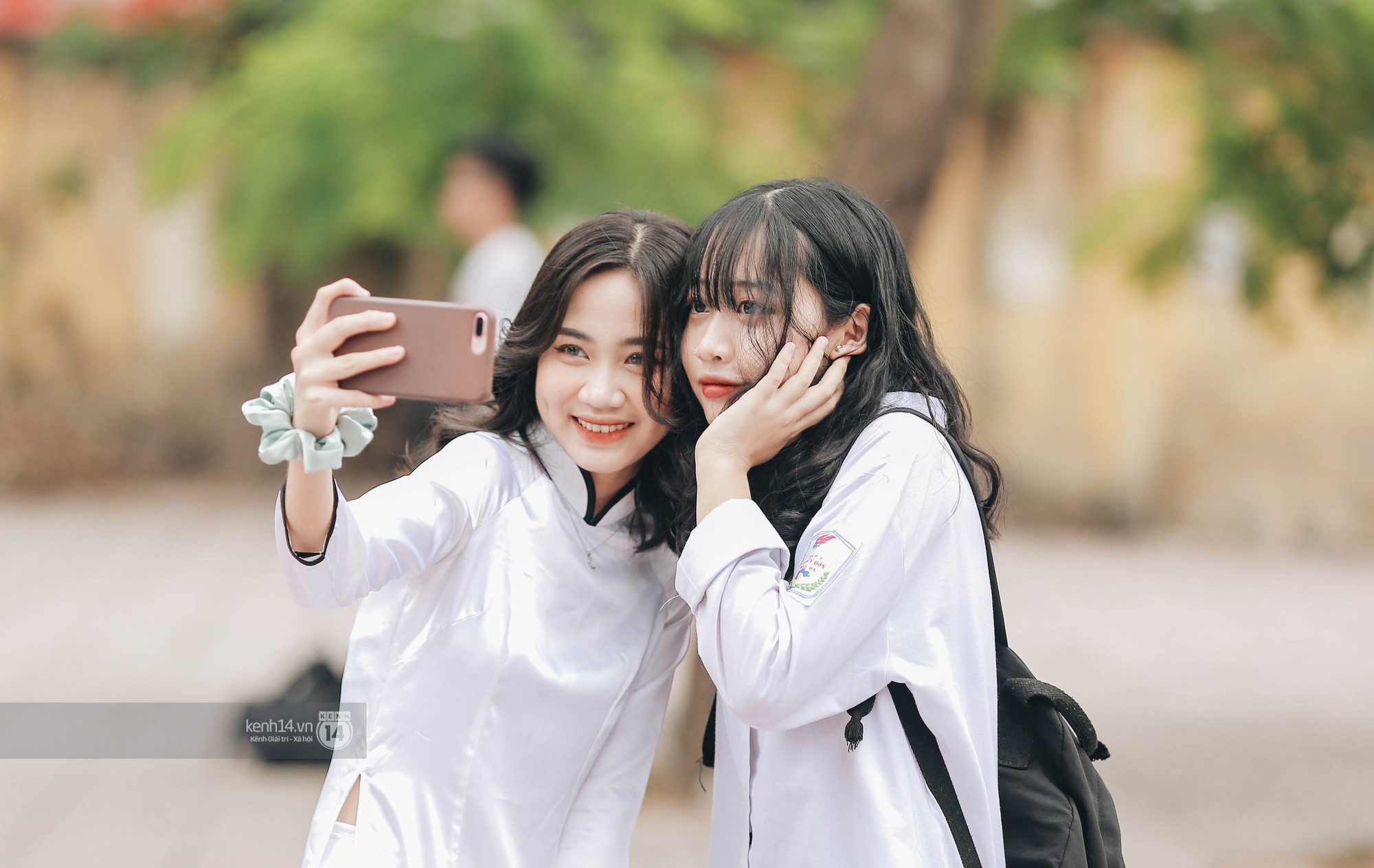 Take beautiful photos together before graduation!