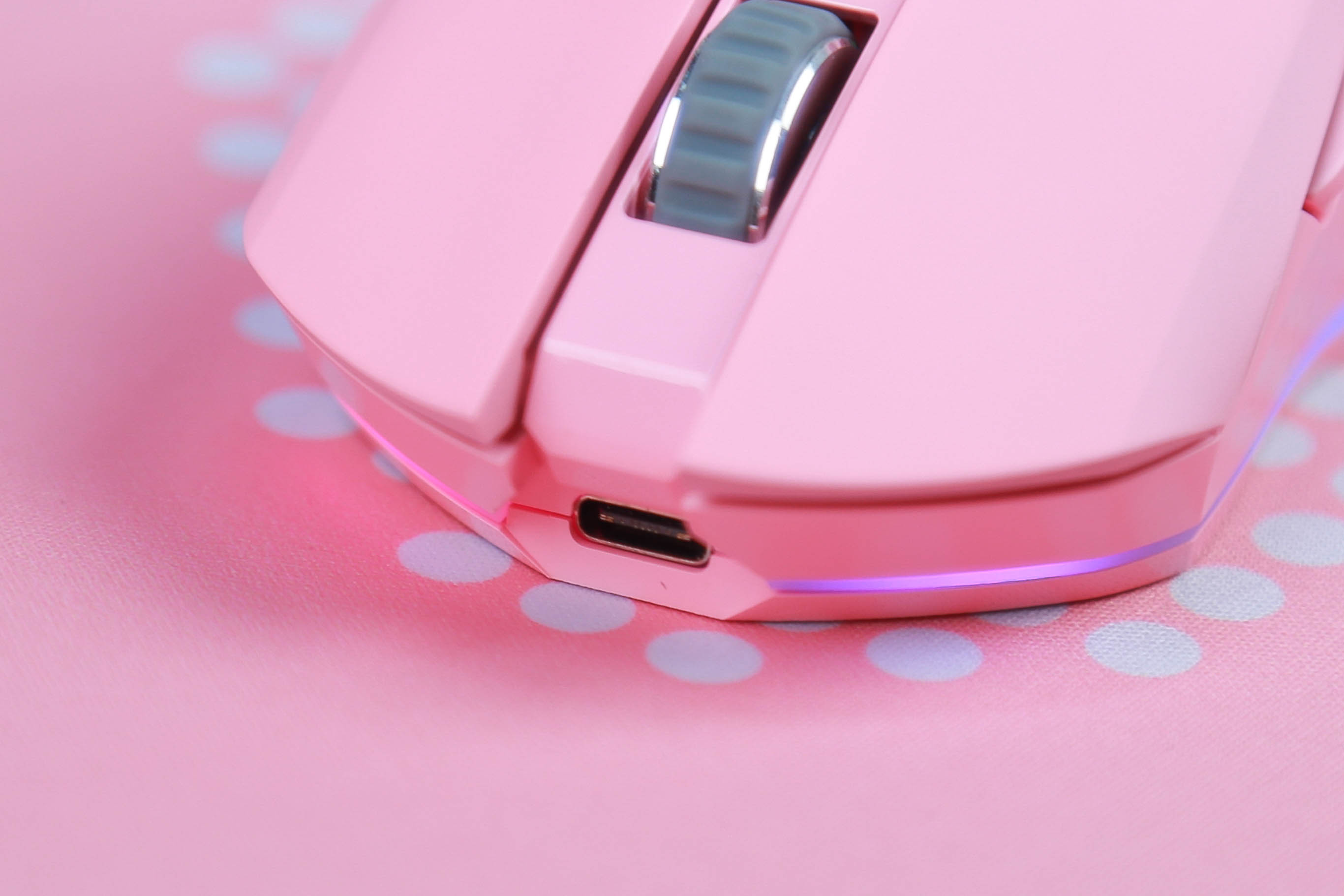 The mouse supports charging via a common USB cable, providing 11-16 days of use when fully charged