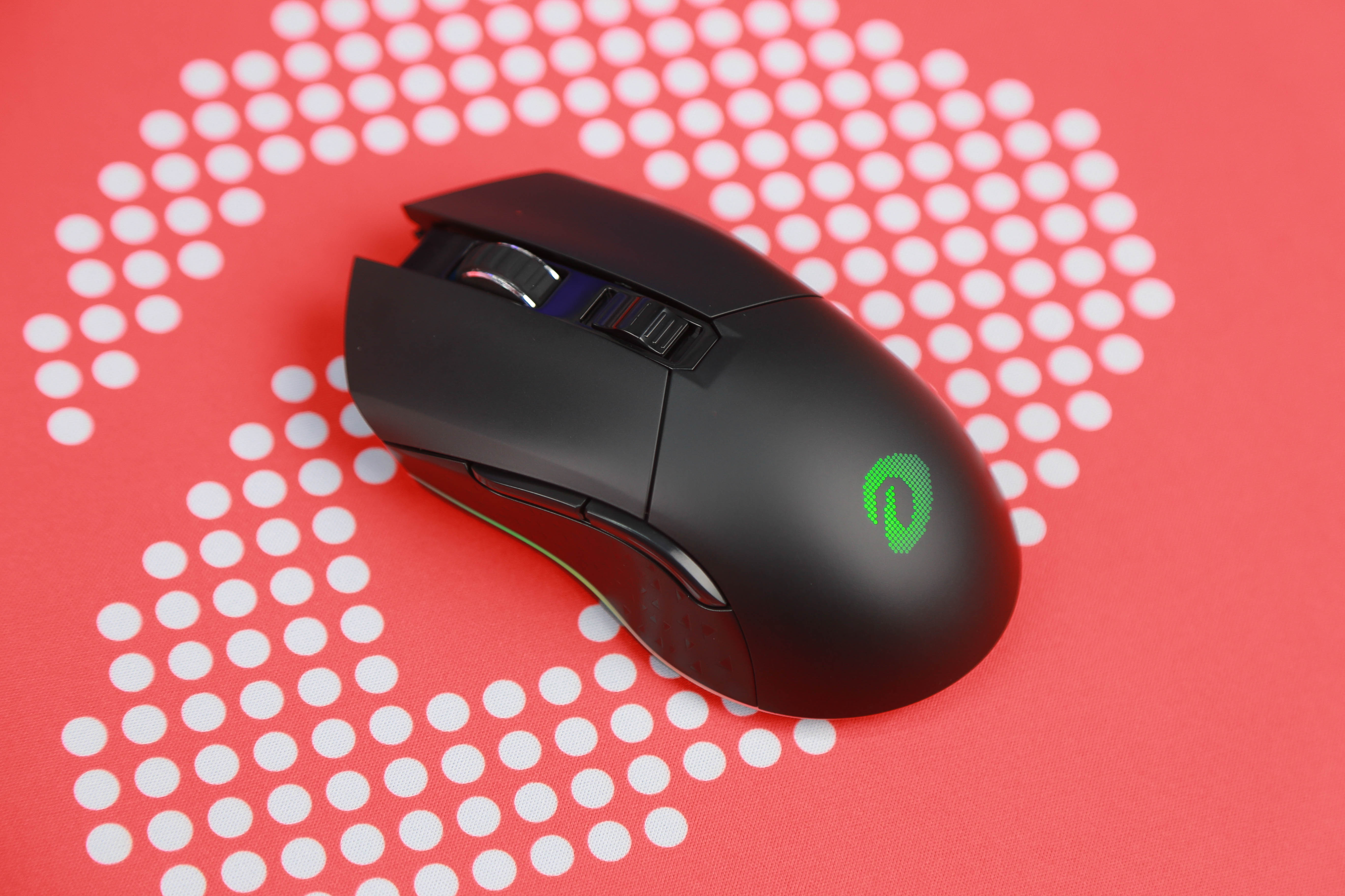 The design of the mouse is very beautiful, featuring continuously changing LED lights on the border