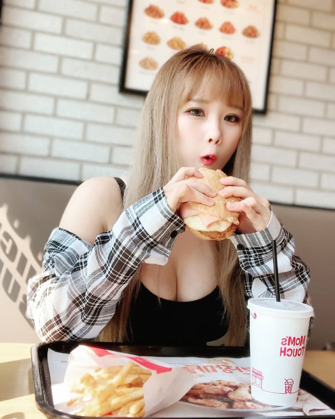 There is no daily photo where she doesn't intentionally show off her bust