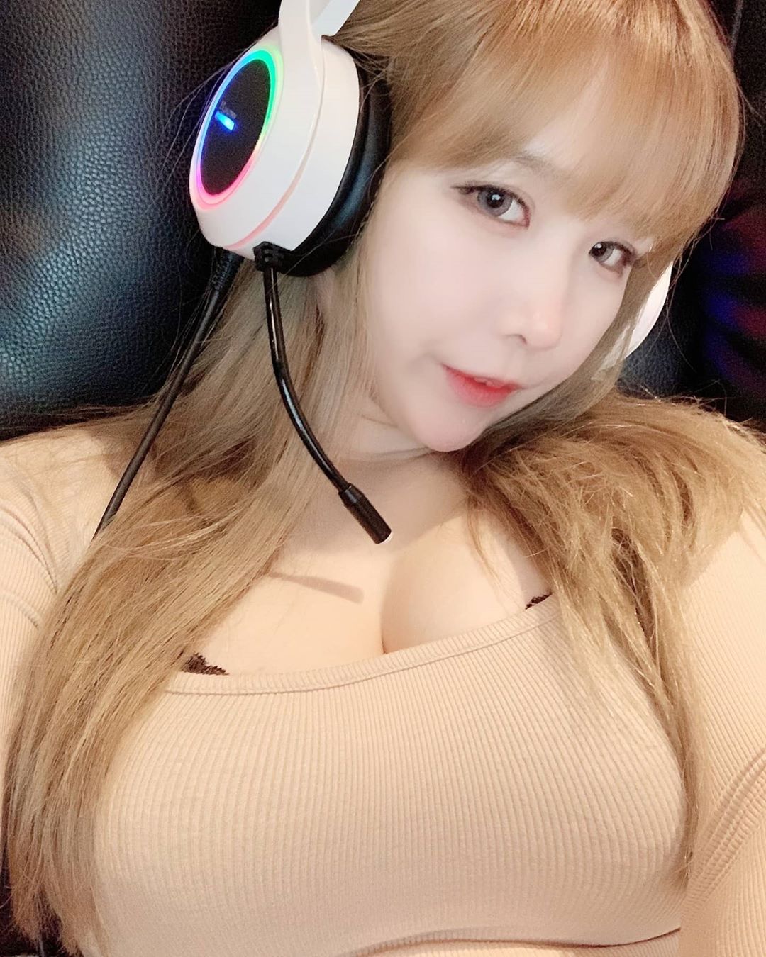 Currently, in addition to being a photo model, she is also pursuing a career as a streamer