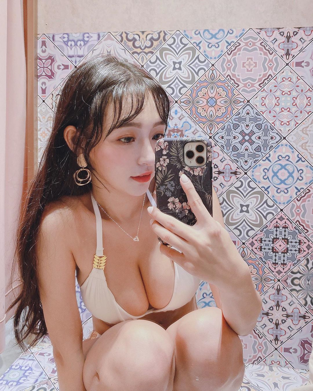 Although this isn't the first time Lin Xiang has shared similar sexy photos