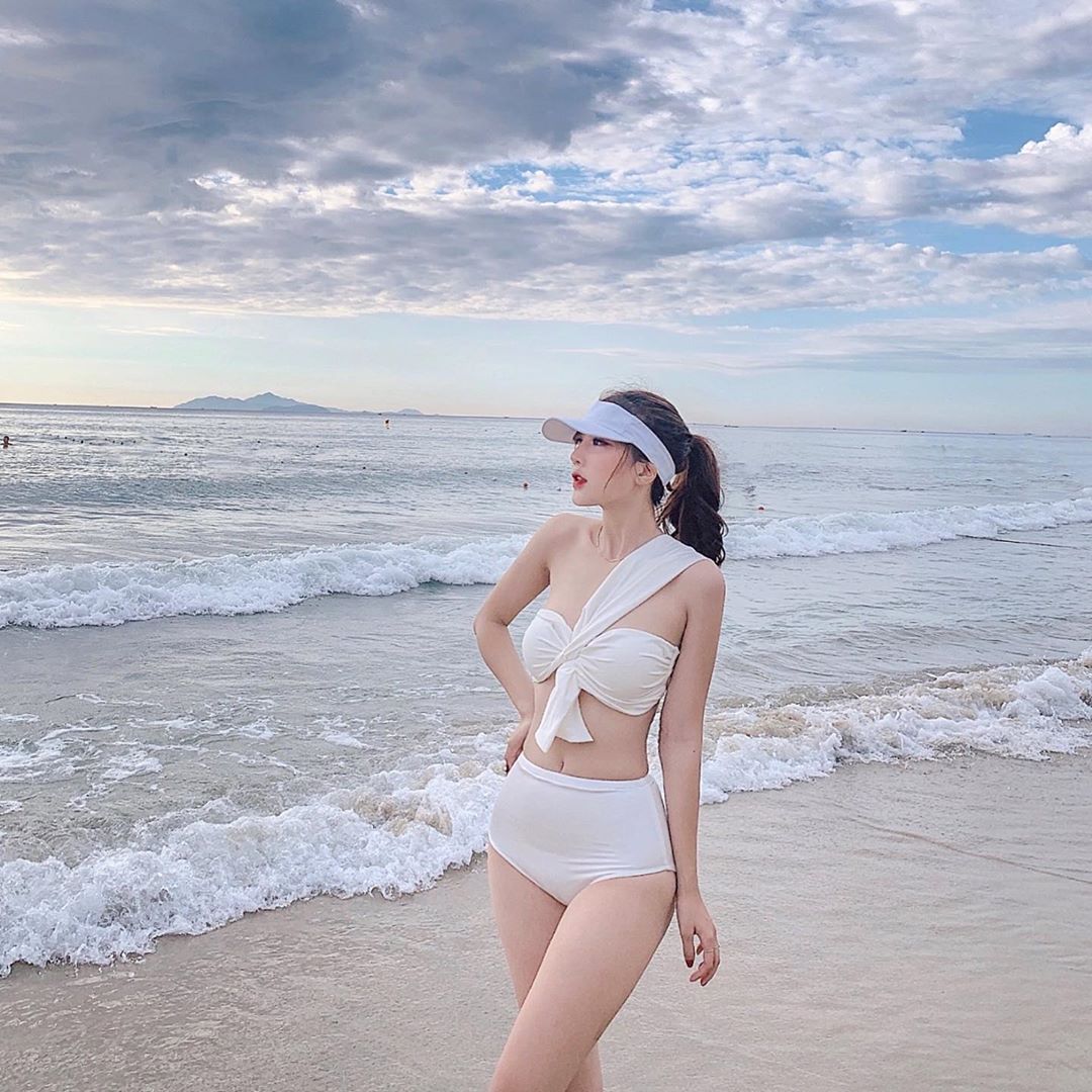 The hot girl has over 200,000 followers on her personal page