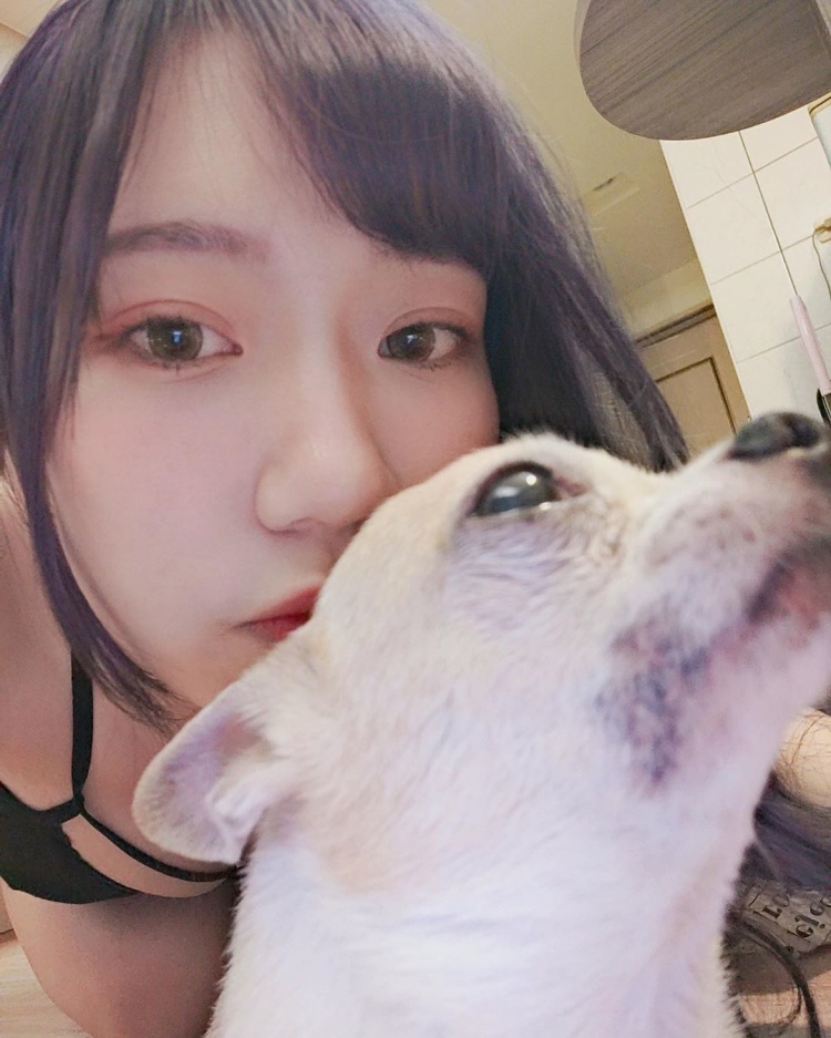 The hot girl's unique selfie style