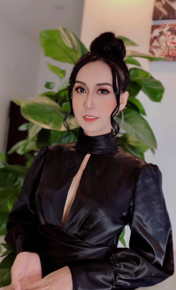 Wearing a daringly cut outfit and meticulous makeup, Lynk Lee looks irresistibly charming.