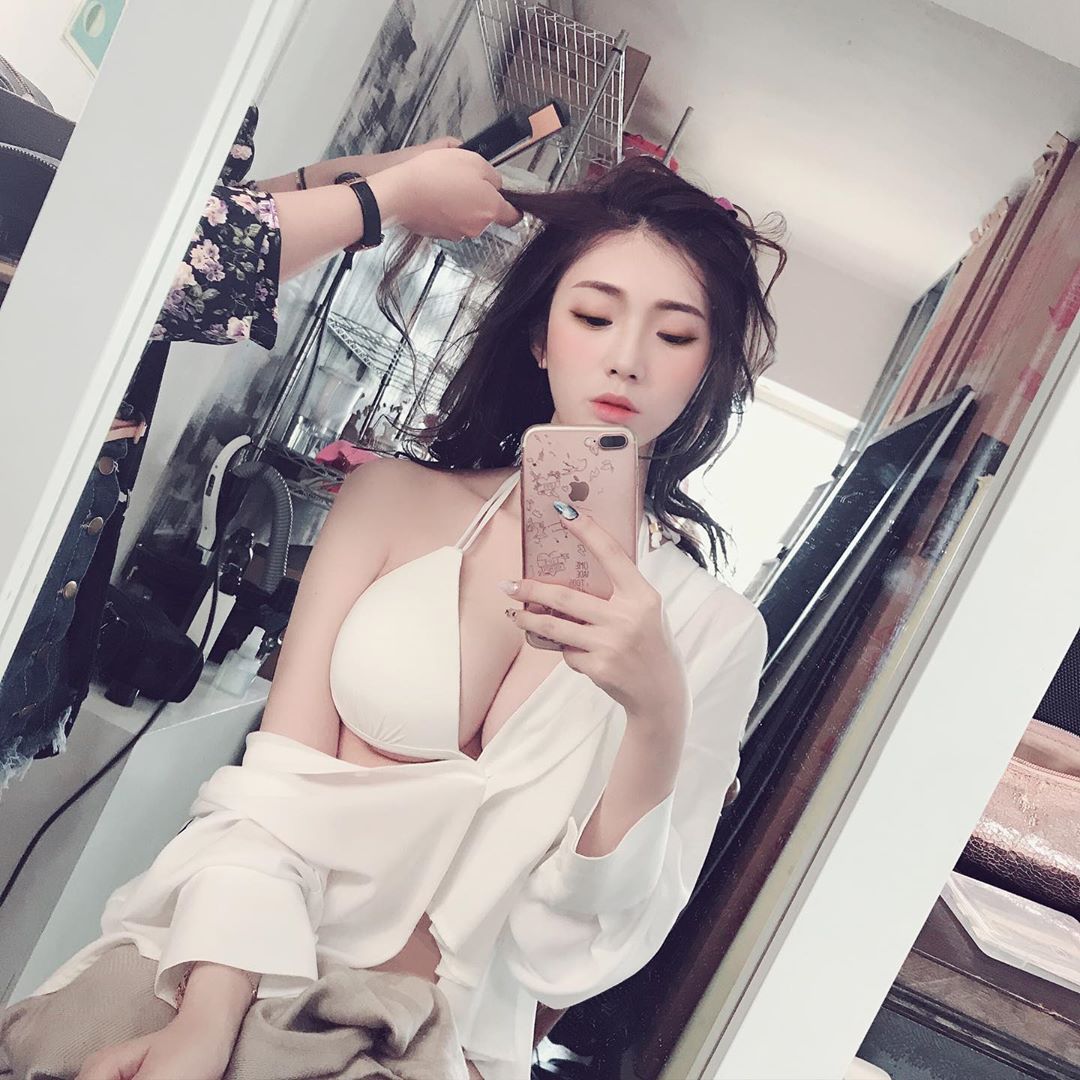 She always looks sexy even during casual hair appointments