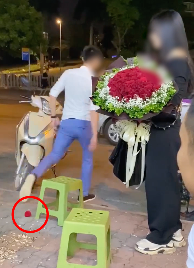 Young man leaves the ring on the sidewalk - Clip screenshot.